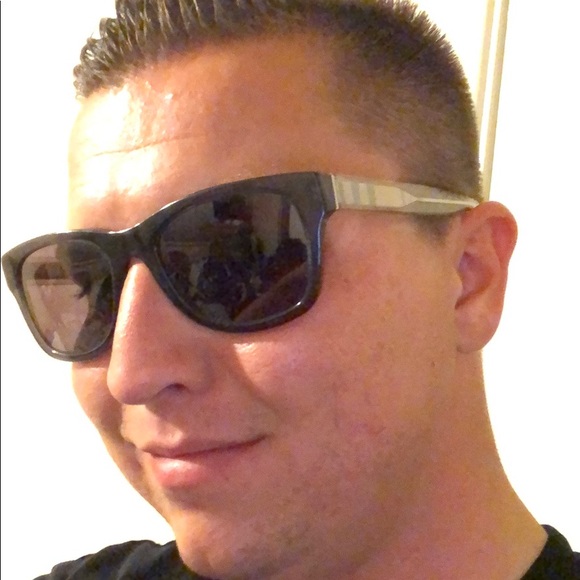 Burberry Sunglasses wayfarer BE4211 - Picture 6 of 6